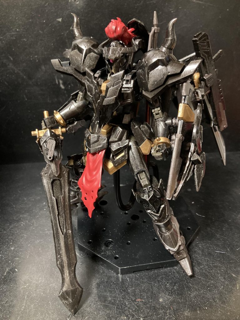 30MFのアーマーを散りばめて貼り付ける事で全く異なるイメージにしてます。特に気になっていた頭部は大改修しました。頭部は30MFパーツを上手く組み合わせました。モノアイにしてます。重力剣装備。こちらは30MFのクラスアップアーマーローザンパラディンの刀身パーツとジャンクで制作。やっぱり剣はええよね(･∀･)b