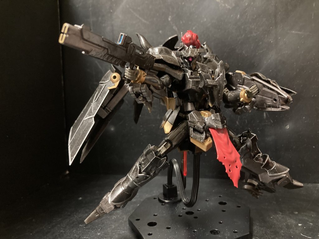 ライフル装備。コレはそのまんまブラックナイトスコードルドラのライフルです。らしくないけど、まあやっぱりMSだからね。こういう装備も必要だろう、と。腰マウントではなく後ろのマントにマウントです。あ、重力剣も反対側にマウントします。