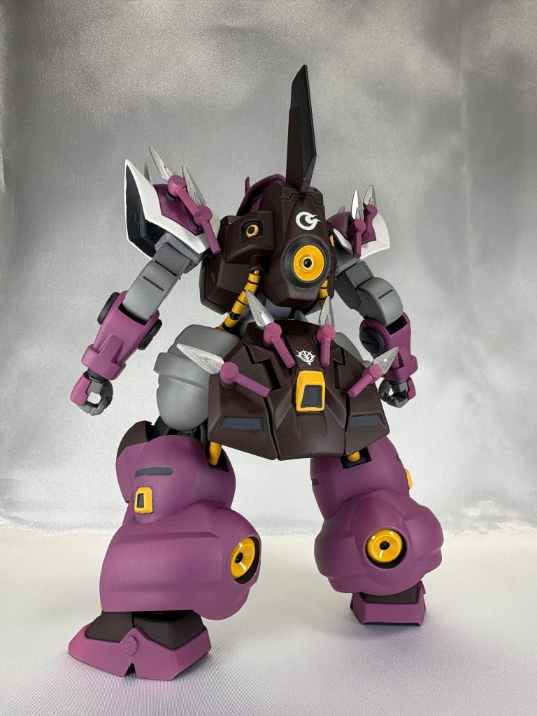 動力パイプも外せない要素なので、こちらも腰からバックパックに付けられるようにしました。脚部側面のガッツリ合わせ目は、普段合わせ目消しをしない自分でも、さすがに消しました。