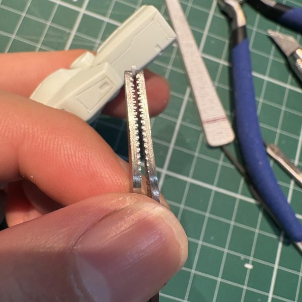 自分でディティール追加しておいてなんだけども、、、やりたくねぇ！！！スジボリが完了して塗装一回目まで完了したところで、色分けの為のマスキング作業、、、マスキング好きじゃなくてあまりやらないので、苦手です、、、完成したらここの投稿とYouTubeにも製作動画投稿します！！誰も見ないかもだけど！！（3枚目）