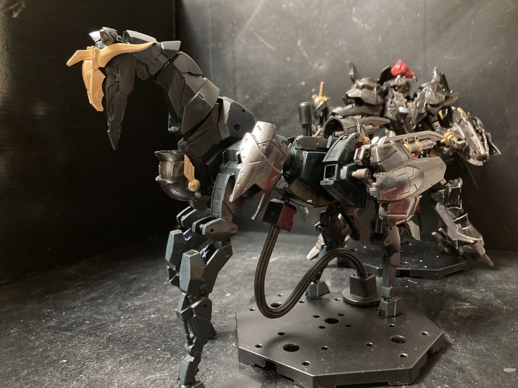 さて騎士ですので、ちゃんとお馬さまもご用意しました。ガンプラで馬といえばマスターガンダムから持ってくるのが普通(？)ですがんな高価な事はできないので30MMのメカホースです。めっちゃ便利。そのまんまだと小さくてポニーになっちゃいますので、前脚、後ろ脚、延長して大きくしてますよ。騎士に合わせて追加装備。(´ω｀