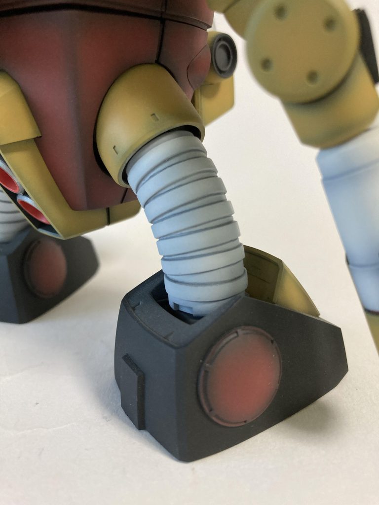 合わせ目消しがめちゃくちゃ大変な脚のリム凸凹で処理するのに何時間かかったか…そもそもガンダムでこのデザイン大丈夫!?ゲッター○ボとかそんなシリーズから来た?