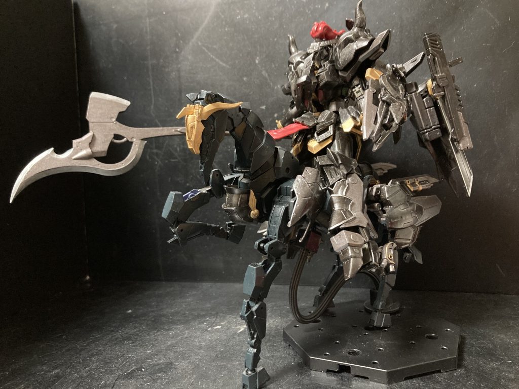 それでは騎乗！騎乗用にやはり長武器という事でバトルアックスを用意しました！コレは1/100グレイズのアックスとクラスアップアーマー、リーベルウォーリアの付属品を組み合わせてます。騎乗に際し、お馬さん内部に100均のディスプレイスタンドを仕込んであります。ちゃんと安定！(´ω｀