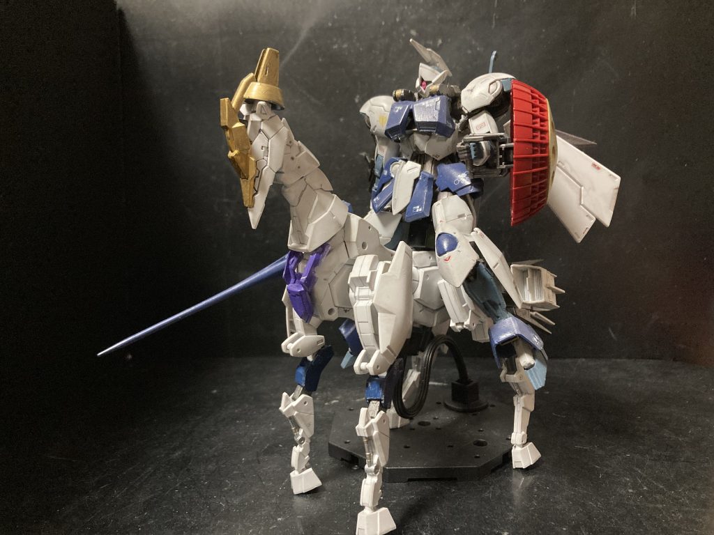 で、やはり騎士なので騎乗しなきゃね、って事で白馬をご用意。とっても便利な30MMのメカホースでございます。風雲再起なんて今や入手不可能、やはり30MMのメカホース！ギャンに合わせて、脚を延長、騎士っぽい装備を追加してます。