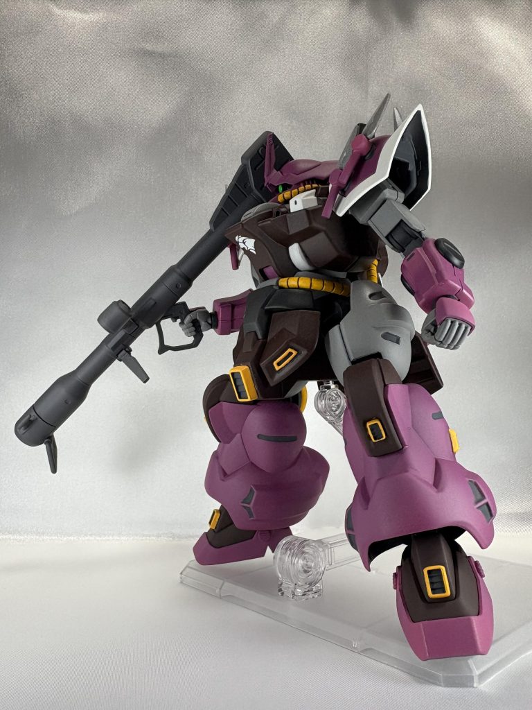 ビームサーベルやビームライフルなど、他の武装は用意していません。ジャイアントバズ1本で十分です。