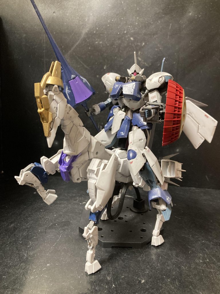 100均の模型スタンドのアームを内蔵してるので騎乗もスムーズ。簡単に座れます。武器は槍に持ち替えます。鉄血ですね〜槍。