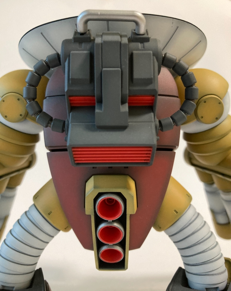 完成後、嫁に見せた感想が『背中にオッさんおるwww』えっ∑(゚Д゚)あ…たしかに…(´・ω・`)ランドセルの排気部を赤く塗ったため、オッさんの顔に見えたらしいです…せっかくアクセントで塗り分けたのに…