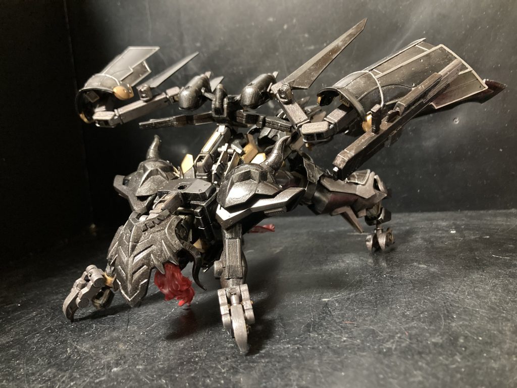 今回は生物可変です可変形式としては難しくないです。バックパックのカバーにしてたパーツを頭部に。マントを展開して羽根に。手足はひっくり返して爪を展開シールドと重力剣を尻尾にします。コレでモンスターハンターに出てくる様なブラックドラゴンになりますかなり雰囲気が変わります！