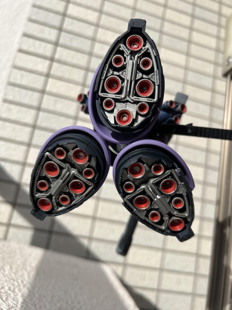 三本脚フルバーストの高速移動形態がとてもカッコイイ(*'ω'*)各スラスターの内側を部分塗装してみました。まだまだヘタクソで恥ずかしいですが、カッコ良ければヨシです。それよりスラスターのパーティングラインの処理が下手すぎるのが残念です。