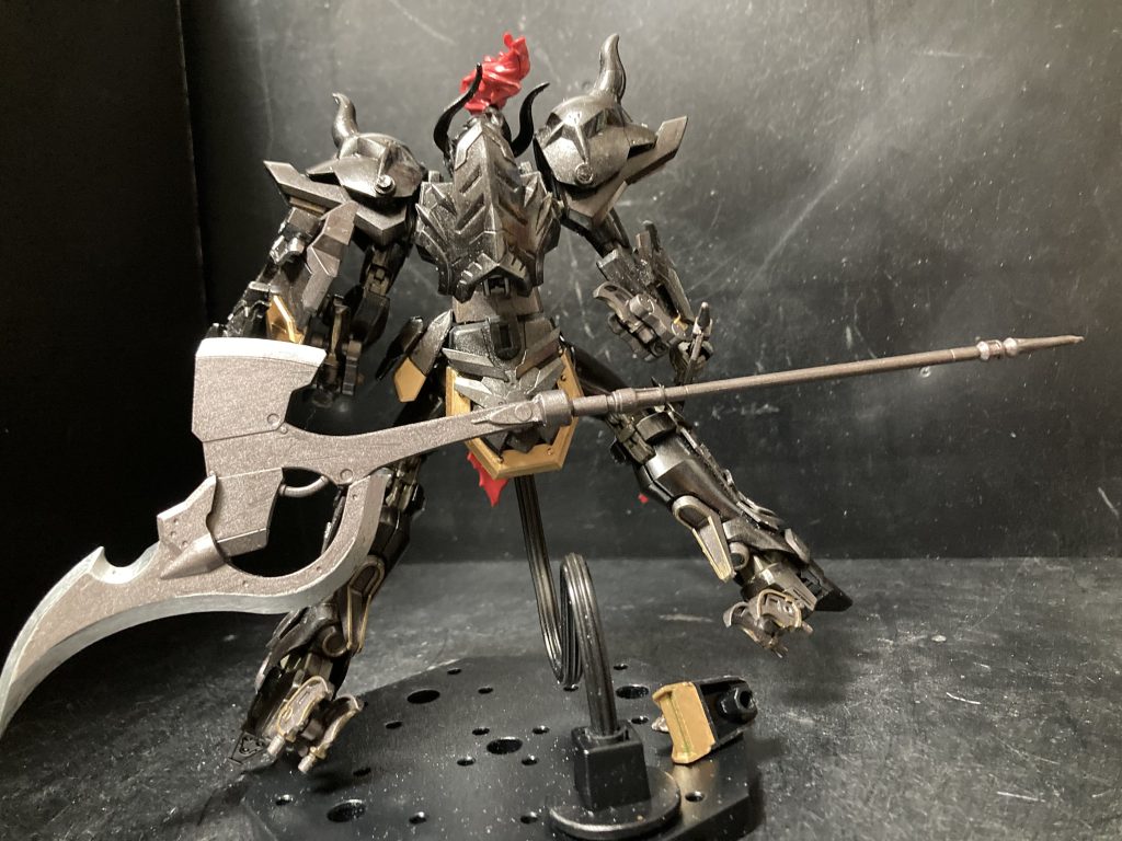 バトルアックスはちゃんと腰部に装備できます。バックパックも外すことが出来て、軽装状態にできます。バックパックを外した際はカバーを下げて後ろ側にもアーマーがつく様になります。