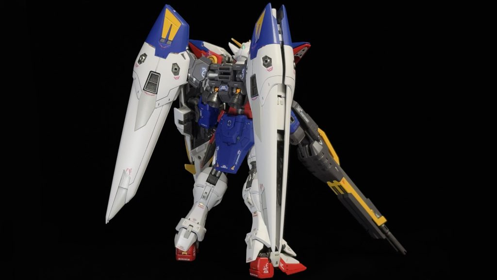 今回も関節等への差し色はスーパークロームシルバー2を使っていますが、今回はそれに加えてガンダムマーカーのイエローゴールドを使っています。普通のゴールドより明るく小さい面積でもしっかり目立ってくれていい色でした。ブラックライトにも反応しますし。