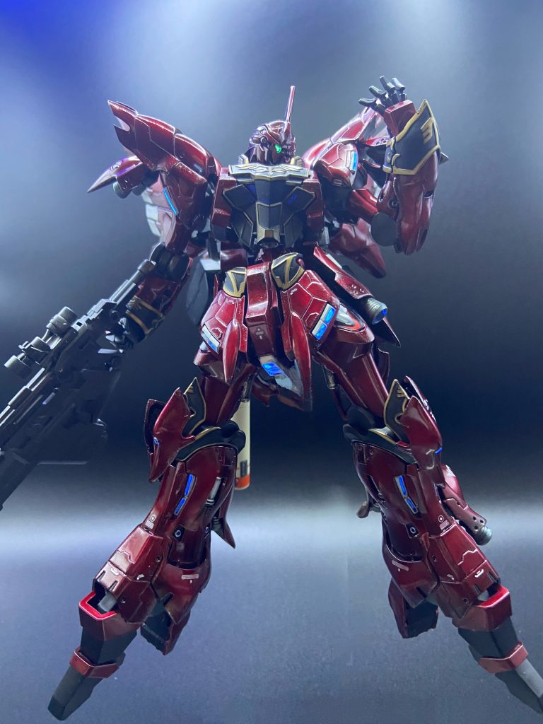 作成のこだわり•軽量化にあたり内部にガンダムファラクトのフレームを組み込みました。•塗装はキャンディレッドにウェザリングを施し、重厚感を演出しました。•スタイルは元々シナンジュが持っていた猛禽類のイメージを、更に強調しました。