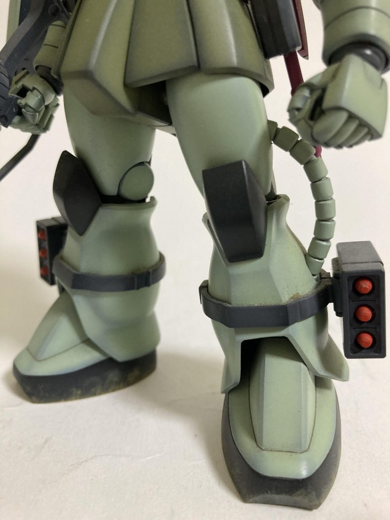 脚のミサイルポッドのバンドは両面テープで固定してますキットのままだとプラプラだったような…&nbsp;