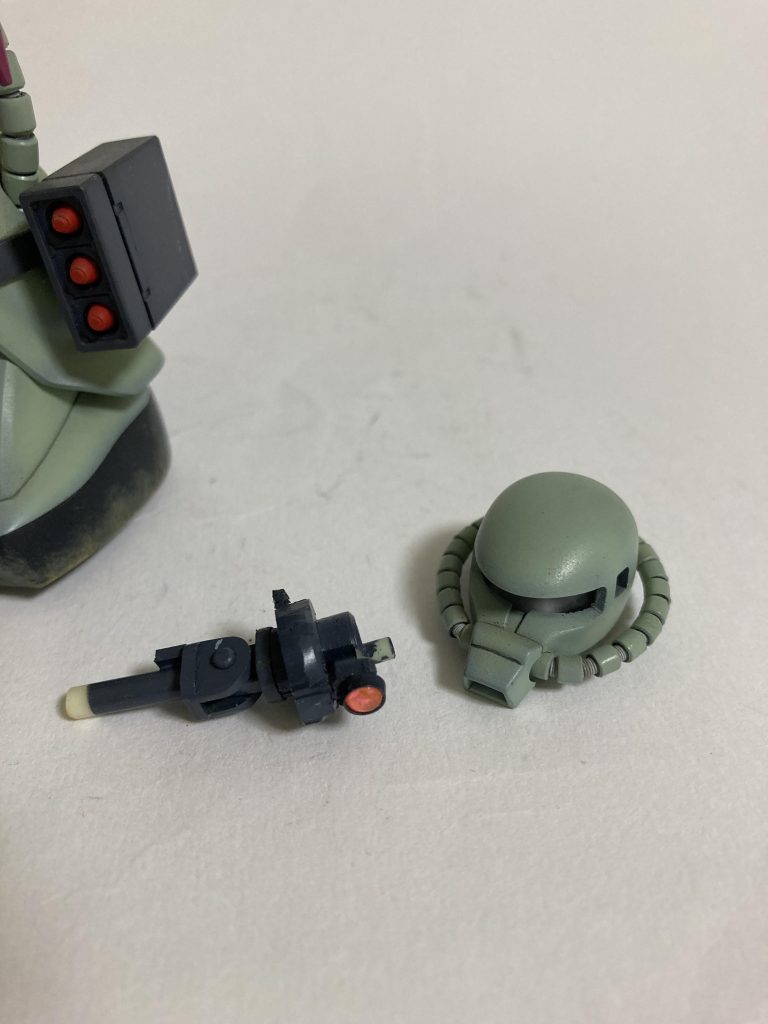 撮影してて思い出したのですが、首を引き出し式の二重関節にしていました胴体に受けのポリキャップを仕込んでいます