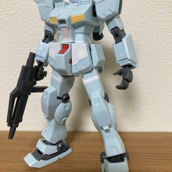 順調に製作が進んでいる逆シャアシリーズですが、ネオジオンとロンドベルのMSの比率が悪く、圧倒的にネオジオン側が多いのが気になります…私にしては珍しくオラ設定のMSを追加する計画です。目を付けたのがジム・カスタムいつか作ろうと積んでありましたが、これを機に改造しながら作成します。一時期の連邦系機体によくある『寸詰まり感』が…取り急ぎ胴体とフトモモを延長し、腰アーマーの嫌いなキャラメルディティールを削りました。この延長改修をしてようやくジェガンと同じくらいのバランス…ジム→ジェガンに移行する途中の試作機的なMSで、あるパイロットの専用機としたいなぁなんて思案中です。(2枚目)