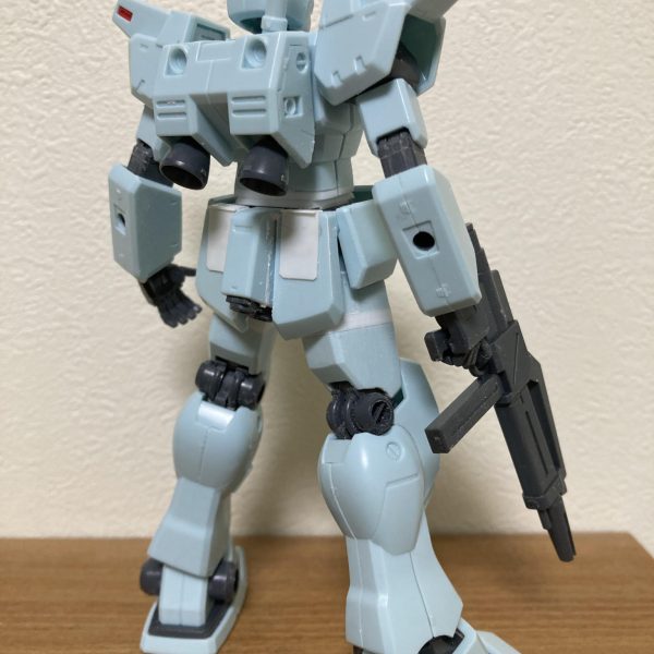 順調に製作が進んでいる逆シャアシリーズですが、ネオジオンとロンドベルのMSの比率が悪く、圧倒的にネオジオン側が多いのが気になります…私にしては珍しくオラ設定のMSを追加する計画です。目を付けたのがジム・カスタムいつか作ろうと積んでありましたが、これを機に改造しながら作成します。一時期の連邦系機体によくある『寸詰まり感』が…取り急ぎ胴体とフトモモを延長し、腰アーマーの嫌いなキャラメルディティールを削りました。この延長改修をしてようやくジェガンと同じくらいのバランス…ジム→ジェガンに移行する途中の試作機的なMSで、あるパイロットの専用機としたいなぁなんて思案中です。(3枚目)