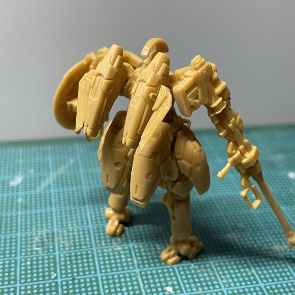 アナザーコンテストに間に合えばと思ってトールギスを作る事にしました。ある程度合わせ目消して筋彫りしてヒケの処理したつもりだったのですが写真で見ると全然まだ出来ていなかったことに驚きを隠せません。 （2枚目）