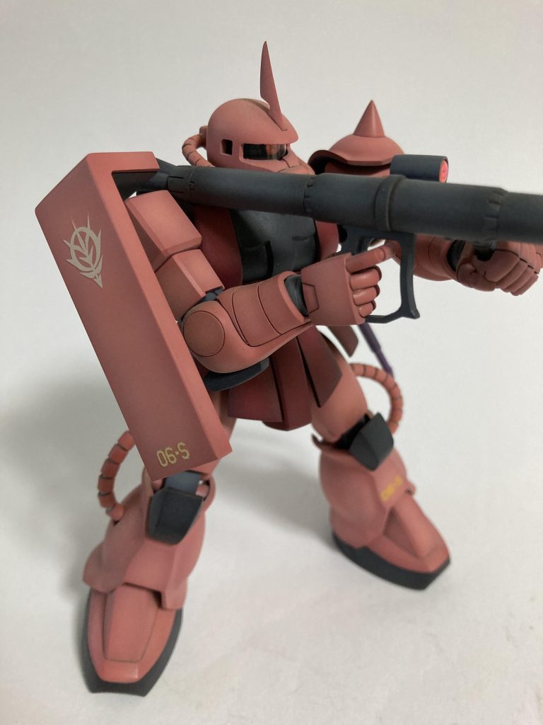 シールドのジオンマークはシャアらしくないと感じるかもですが、この頃はまだザビ家の信頼を得るためって感じで、あえて貼りました