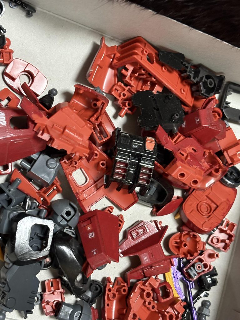 購入し、バラした時の様子です。ラッカー塗料でガッツリ筆塗り塗装してありました。きっと頑張って塗装したんだろーなと思いながら作業してました。一旦パーツリムーバーに付けて塗料を剥がし、色々工作を加え