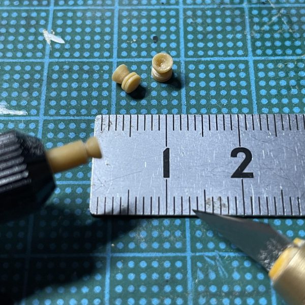 ポージングの為膝とか腰とか膝を切り離したり足首が折れたりとかでいよいよ引き返せない感じになってまいりました。リアスカートオープンした中にバーニア追加しました。バーニアはSDGsに配慮してランナーから削り出しました。（4枚目）