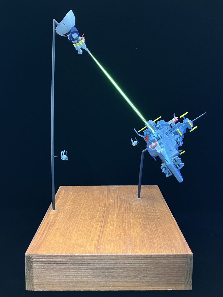 台座は百均の小物入れにニスを塗りました。スタンドは木材で補強しています。