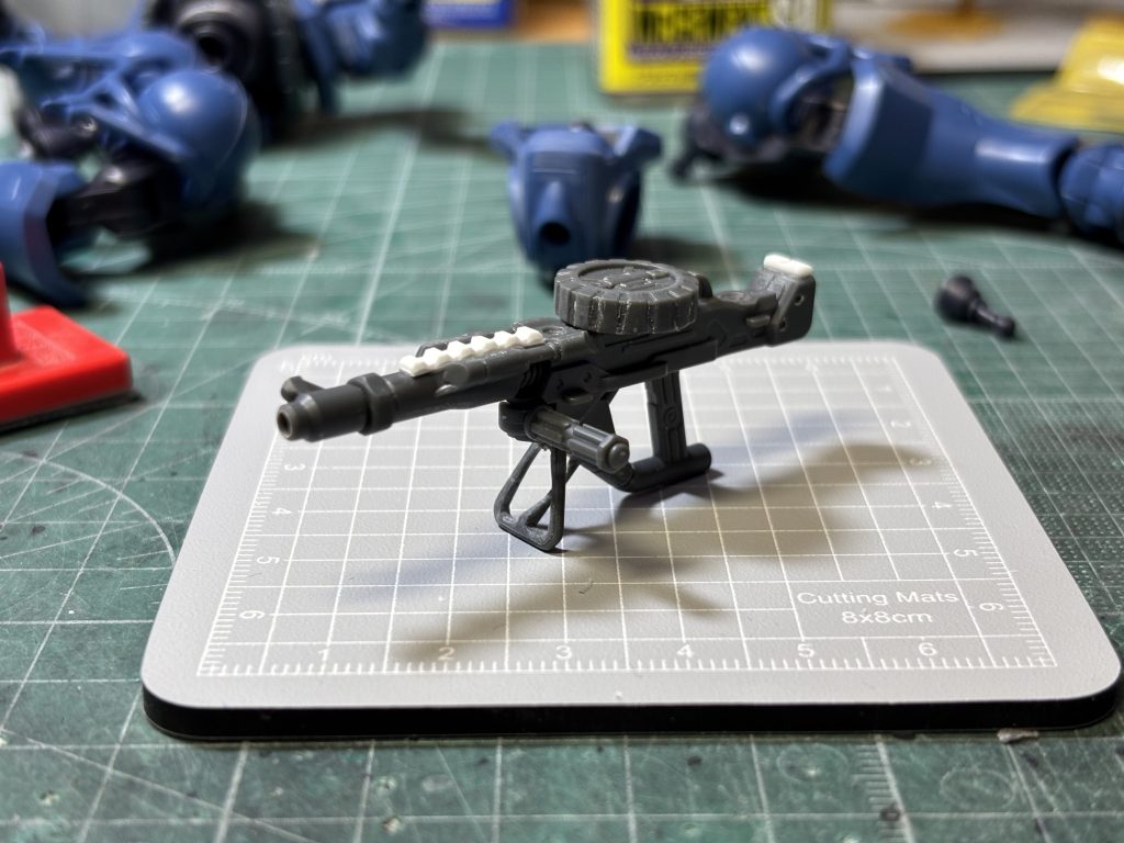 ザクマシンガンもプラ板で工作、フレームはピンバイスで開口し切削して整えました。