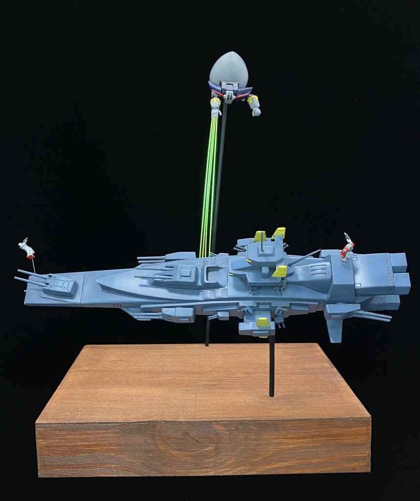 ジオングのビームは0.5mm真鍮線です。アニメを参考に4本にしました。アニメでは両手ですが、キットを活かして片手のみです。蛍光塗装したのでブラックライトに反応します。