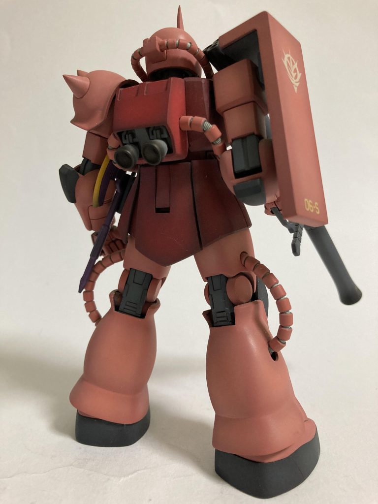 バックパックはスラスターと基部のメカディティールを追加