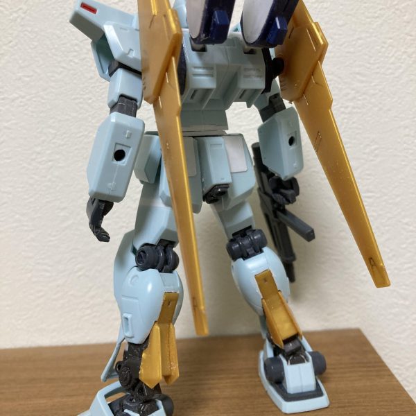 順調に進んでいるジム・カスタム改百式の構想段階でフレキシブルバインダー等の有用性をテストするため、現存機体に試作パーツを組み込み、改修した機体。本機は破棄されず、紆余曲折を経てロンドベルに渡った。的な感じです。逆シャアに足らなかった百式系のMSをでっち上げてみました。あのパイロットが劇中前に愛用した機体として塗装しようかと(誰やねん)私にしては珍しくオラ設定の作品です。（3枚目）