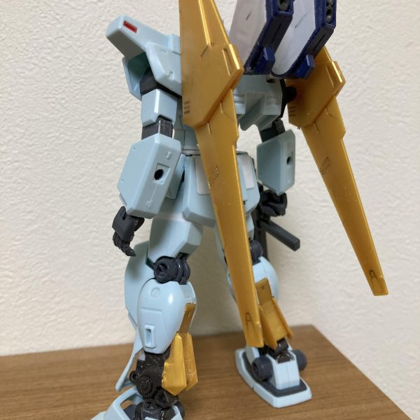 順調に進んでいるジム・カスタム改百式の構想段階でフレキシブルバインダー等の有用性をテストするため、現存機体に試作パーツを組み込み、改修した機体。本機は破棄されず、紆余曲折を経てロンドベルに渡った。的な感じです。逆シャアに足らなかった百式系のMSをでっち上げてみました。あのパイロットが劇中前に愛用した機体として塗装しようかと(誰やねん)私にしては珍しくオラ設定の作品です。（4枚目）