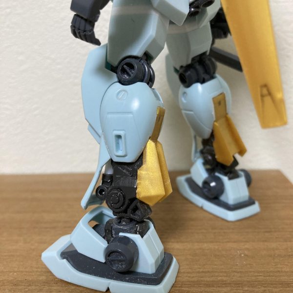 順調に進んでいるジム・カスタム改百式の構想段階でフレキシブルバインダー等の有用性をテストするため、現存機体に試作パーツを組み込み、改修した機体。本機は破棄されず、紆余曲折を経てロンドベルに渡った。的な感じです。逆シャアに足らなかった百式系のMSをでっち上げてみました。あのパイロットが劇中前に愛用した機体として塗装しようかと(誰やねん)私にしては珍しくオラ設定の作品です。（5枚目）