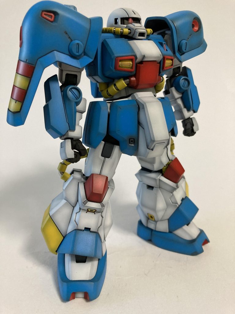 派手なシールドも塗装で塗り分け