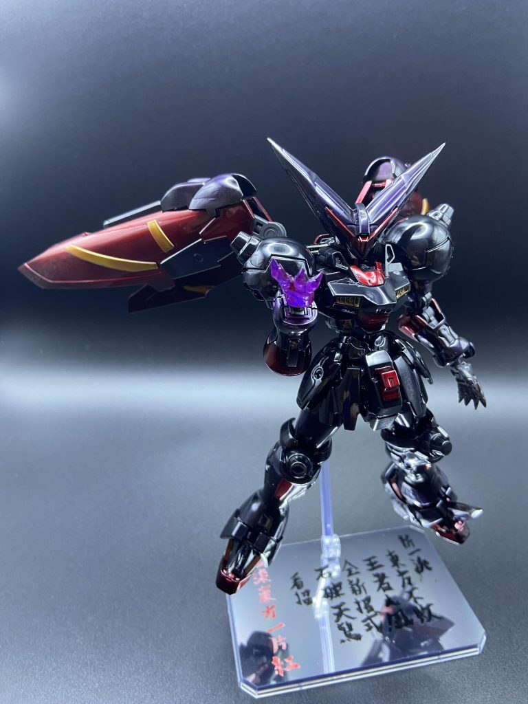 ダークネスフィンガーは色を変え、蛍光塗料で紫に発光するようにしました。ついでに台座に例の漢文手書きしました。