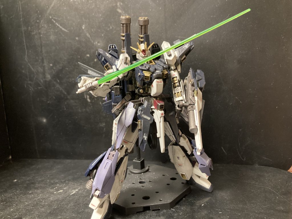 A−Zガンダムの改造という事でかなりキットからパーツを使ってますが、同じに見えない様にジャンクから色々付けてなんとかしました。脚にはミカエリスの腕ユニットパーツを使ってカバーしてますが、中身はZガンダムの脚です。ビームサーベルは肩アーマー上部にマウントされます。この方式はGMガーディガンと同じです。