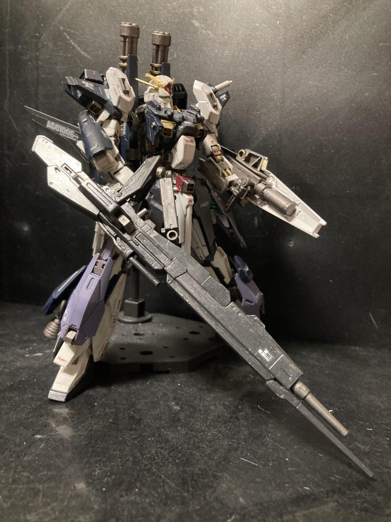 ハイメガビームランチャーは、Zガンダムと同じ物です。背中にマウントできる様にちょっとだけ改造。本体の背中の中央は空けてあるので、常にマウント可能です。