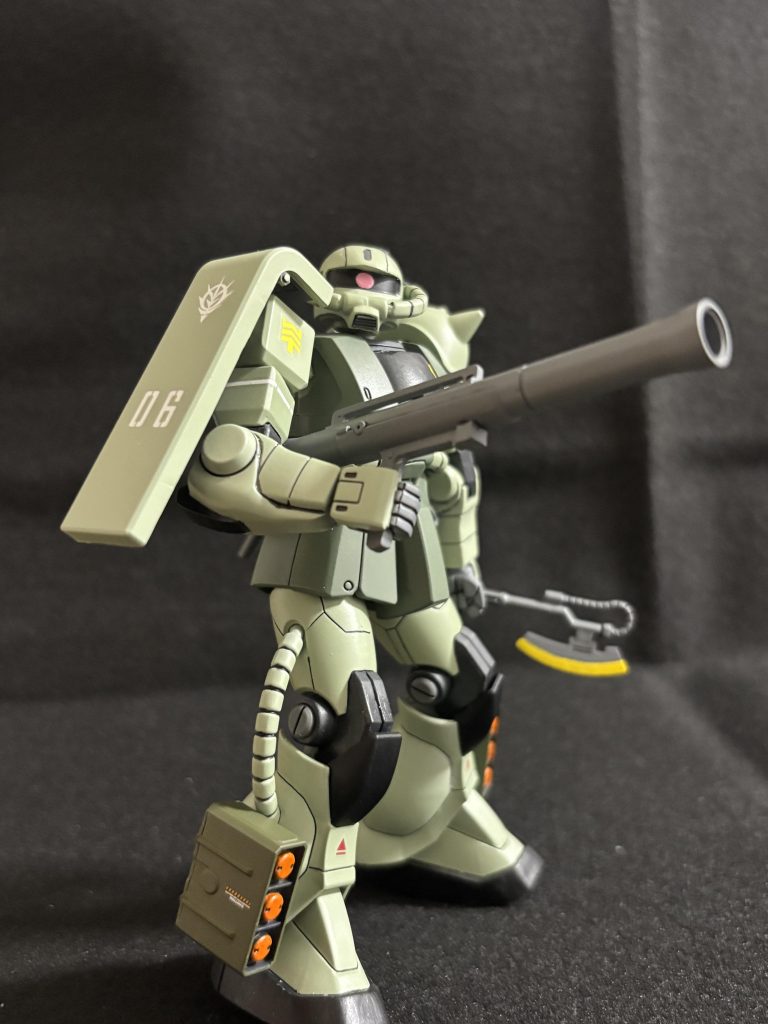 ザクバズーカとヒートホークは、ザクIのものから拝借、シンプルながら豪華なザクになりました