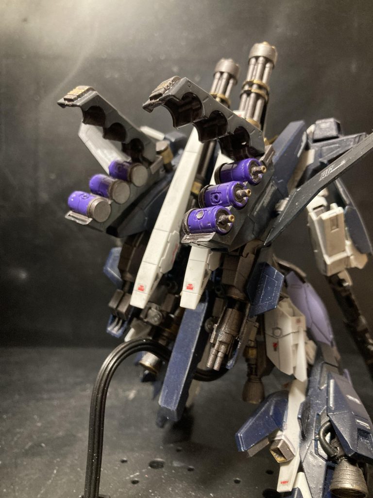 背中の2対のファンネルラックに計6つのサザビーと同系列のファンネルを搭載。Z系では普通お目にかかれないファンネルが使用できます。という事はバイオフレーム搭載機となります。