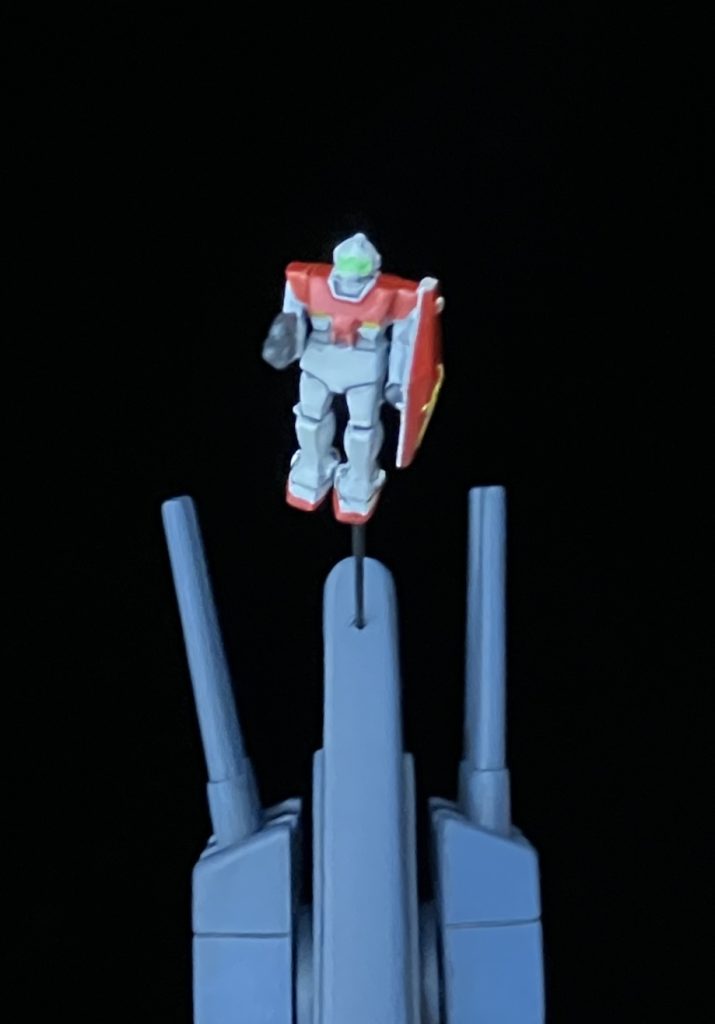 マゼラン付属のジムとボール。アニメではマゼラン単体でしたが、せっかくなので周辺に配置してみました。とても小さいですね。