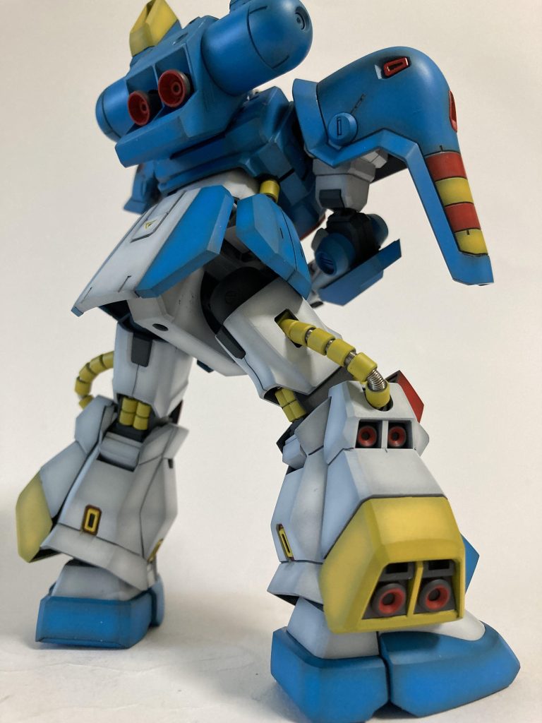 股下に結構無造作にスタンド用の穴が…🫣