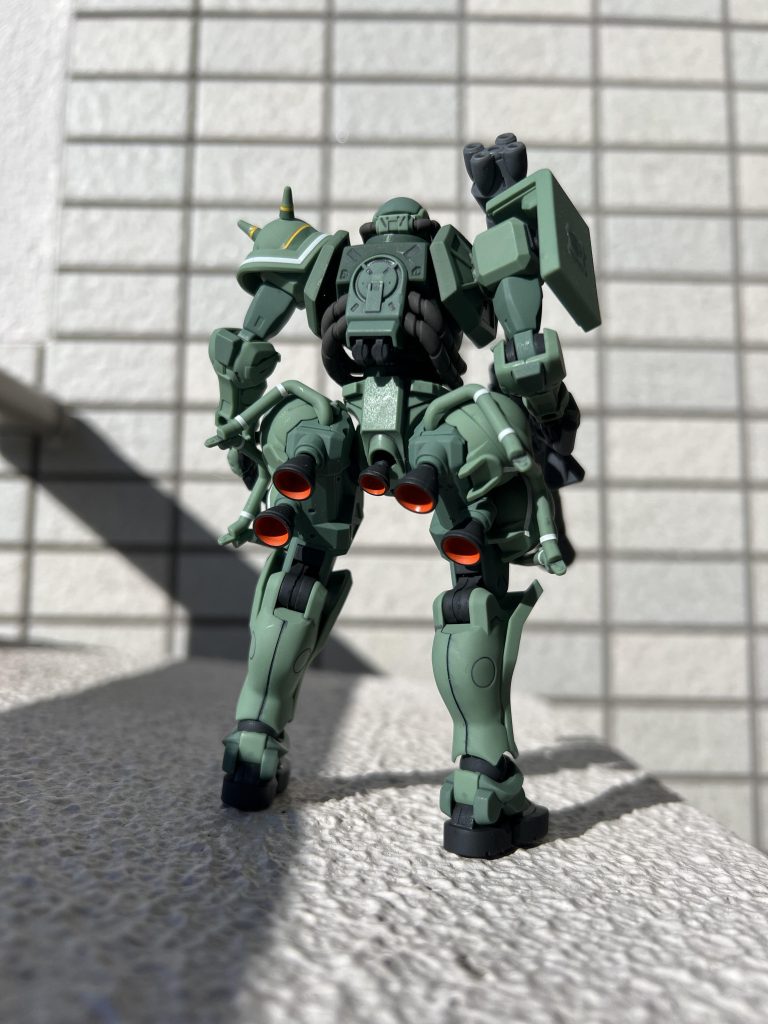 スラスター内部を部分塗装しました。リックドム、ギャンもスラスターが大腿部にあるジオン共通意匠ですが、背中にバックパック的な何かを付けたくなるのは、やはり素人考えなのでしょうか(*'ω'*)