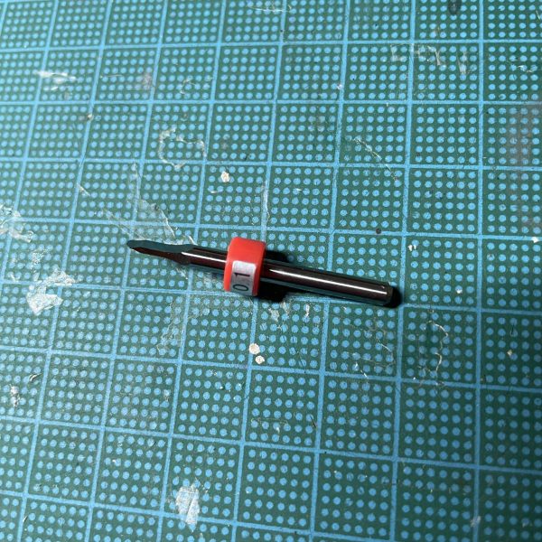 そこにスーパーバーニアがあればオープンしたくなるのが男心というものもともと開くつもりは無かったのですが欲望に負けましたディティールアップセンス0なのにこの後どうしよう、、、切断面ガタガタどうしよう、、、合わせ目消す前にやってればもう少し楽だったろうにノープランだったので苦労しました。その過程で買って1週間経たずに筋彫りカーバイト0.1mmが旅立ちました段取り八分仕事二分（2枚目）