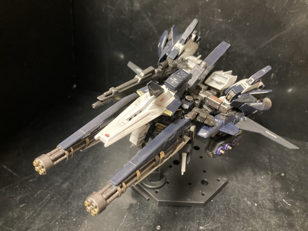 WR形態。基本的に可変方式はZガンダム準拠です。折り畳んであったビームガトリングガンが全面に配置されます。シールドは機体上面に配置。大気圏への突入はオミットです。