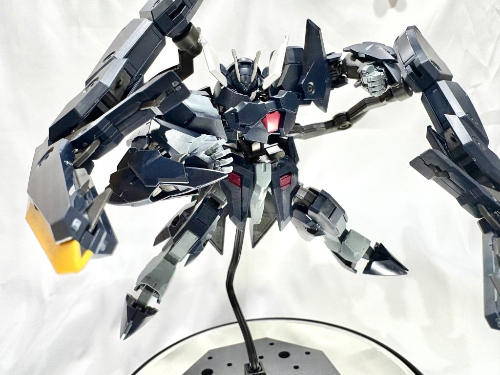 爪の表情付けが無限の可能性すぎてポージングどうしようか、めちゃくちゃ迷い結局ハサミワシヅカミぐるぐるパンチポーズが1番好きなのでとりあえずこのポージングで飾りましょうかね？