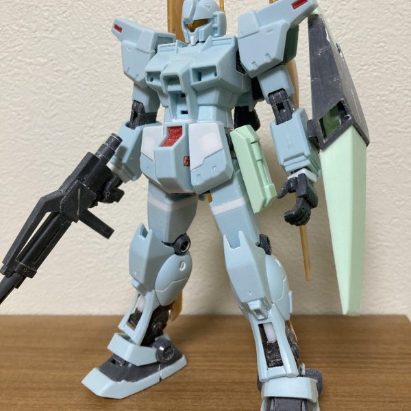 改造していたジム・カスタムです。こんな感じにまとまりました。設計段階の百式のフレキシブルバインダーの実用テストのために、既存の機体を百式に違いバランスに調整した実験機。といったオラ設定です。(ジェガン流用装備はロンドベルに譲渡されてからのものです。機体の性格上シールドはいらないかな？なんて思ったのですが、とある整備兵が頑なに『持って下さい！』と追加した。って感じです)特徴が無いのが特徴の機体に味付けをしていく経緯からか、コードネームは『サラダ』であった。なんて、あの姐さんが逆シャア時代に専用機として載るための妄想が止まりません 笑（3枚目）