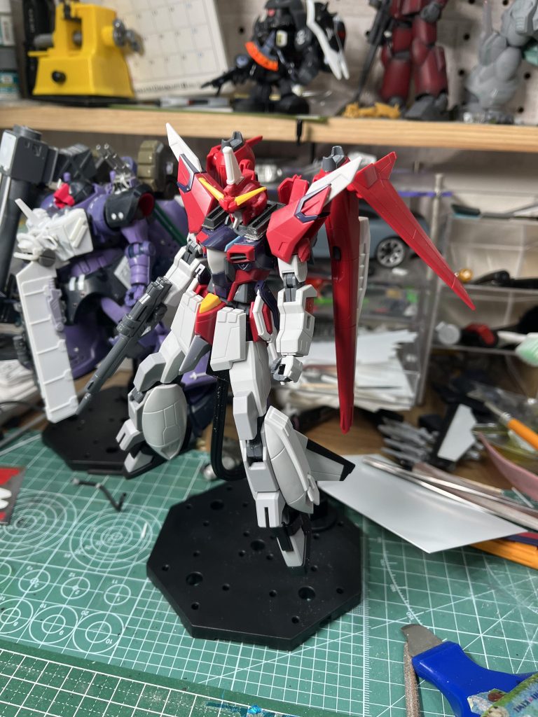 ●ミキシング使用キットHG イモータルジャスティス　胴体・顔・肩・バックパックHG ムラサメ改　脚部・ウィング・腕HG セイバー　ビームキャノン・トサカ（メインカメラ）・膝セイバーほぼ使ってないですねｗ（※この時点ではウィングはセイバーのものを使用してました）SEEDフリーダムの機体をベースにすることでspecⅡを謳っても問題ないでしょう！！ちょっとちぐはぐですが、この時点かっこよすぎる！