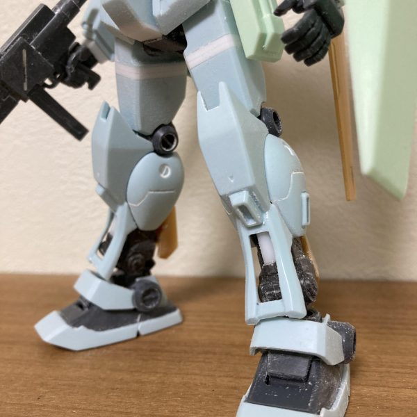 改造していたジム・カスタムです。こんな感じにまとまりました。設計段階の百式のフレキシブルバインダーの実用テストのために、既存の機体を百式に違いバランスに調整した実験機。といったオラ設定です。(ジェガン流用装備はロンドベルに譲渡されてからのものです。機体の性格上シールドはいらないかな？なんて思ったのですが、とある整備兵が頑なに『持って下さい！』と追加した。って感じです)特徴が無いのが特徴の機体に味付けをしていく経緯からか、コードネームは『サラダ』であった。なんて、あの姐さんが逆シャア時代に専用機として載るための妄想が止まりません 笑（4枚目）