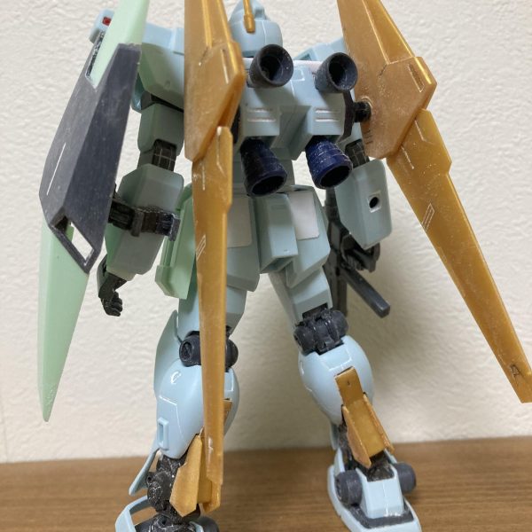 改造していたジム・カスタムです。こんな感じにまとまりました。設計段階の百式のフレキシブルバインダーの実用テストのために、既存の機体を百式に違いバランスに調整した実験機。といったオラ設定です。(ジェガン流用装備はロンドベルに譲渡されてからのものです。機体の性格上シールドはいらないかな？なんて思ったのですが、とある整備兵が頑なに『持って下さい！』と追加した。って感じです)特徴が無いのが特徴の機体に味付けをしていく経緯からか、コードネームは『サラダ』であった。なんて、あの姐さんが逆シャア時代に専用機として載るための妄想が止まりません 笑（5枚目）