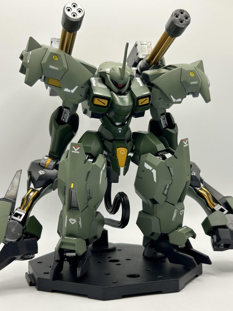 正面。 使用したのは水星キット。ゲテモノと言えば長い腕、逆関節、おかしいバランス、など自分の中のゲテモノポイントを挙げて制作しました。その割には意外とまとまってしまって何か納得いかない部分もありますが、、、頭部、、、ディランザ胸部、、、ザウォート肩部、、、ダリルバルデ肩部アーマー、、、グエル専用ディランザ腕部、、、ファラクト腰部、、、ザウォート、ファラクト、ルブリスソーン脚部、、、ルブリスウル、シュバルゼッテガトリング、、、ルブリスウル、シュバルゼッテ