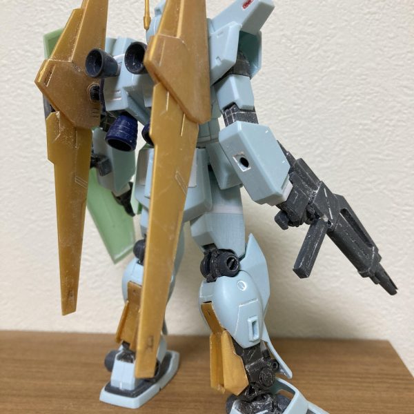 改造していたジム・カスタムです。こんな感じにまとまりました。設計段階の百式のフレキシブルバインダーの実用テストのために、既存の機体を百式に違いバランスに調整した実験機。といったオラ設定です。(ジェガン流用装備はロンドベルに譲渡されてからのものです。機体の性格上シールドはいらないかな？なんて思ったのですが、とある整備兵が頑なに『持って下さい！』と追加した。って感じです)特徴が無いのが特徴の機体に味付けをしていく経緯からか、コードネームは『サラダ』であった。なんて、あの姐さんが逆シャア時代に専用機として載るための妄想が止まりません 笑（6枚目）