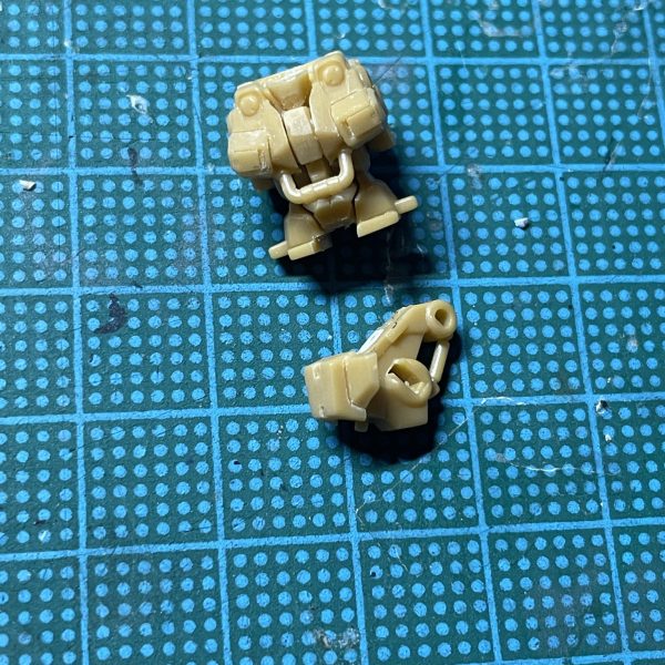 発砲してる状態にしたくてマニピュレーター作ってみました。肉眼で見るとそれっぽくなったので満足です。粗が目立つのでサフ吹くのが怖いです。私のマニピュレーター汚えな、、、カサカサで全然グリップしないので常にポロポロ部品を落としています。 腰捻りたくて切り離しました。あらゆる部品が干渉しまくる為どうしようかと途方に暮れております。アーティファクトのポーズ変更とか、果てはフル可動されてるのを見てあたかも自分にも出来るような感覚になっておりました。現実にぶん殴られつつ成長していこうと思います。(2枚目)